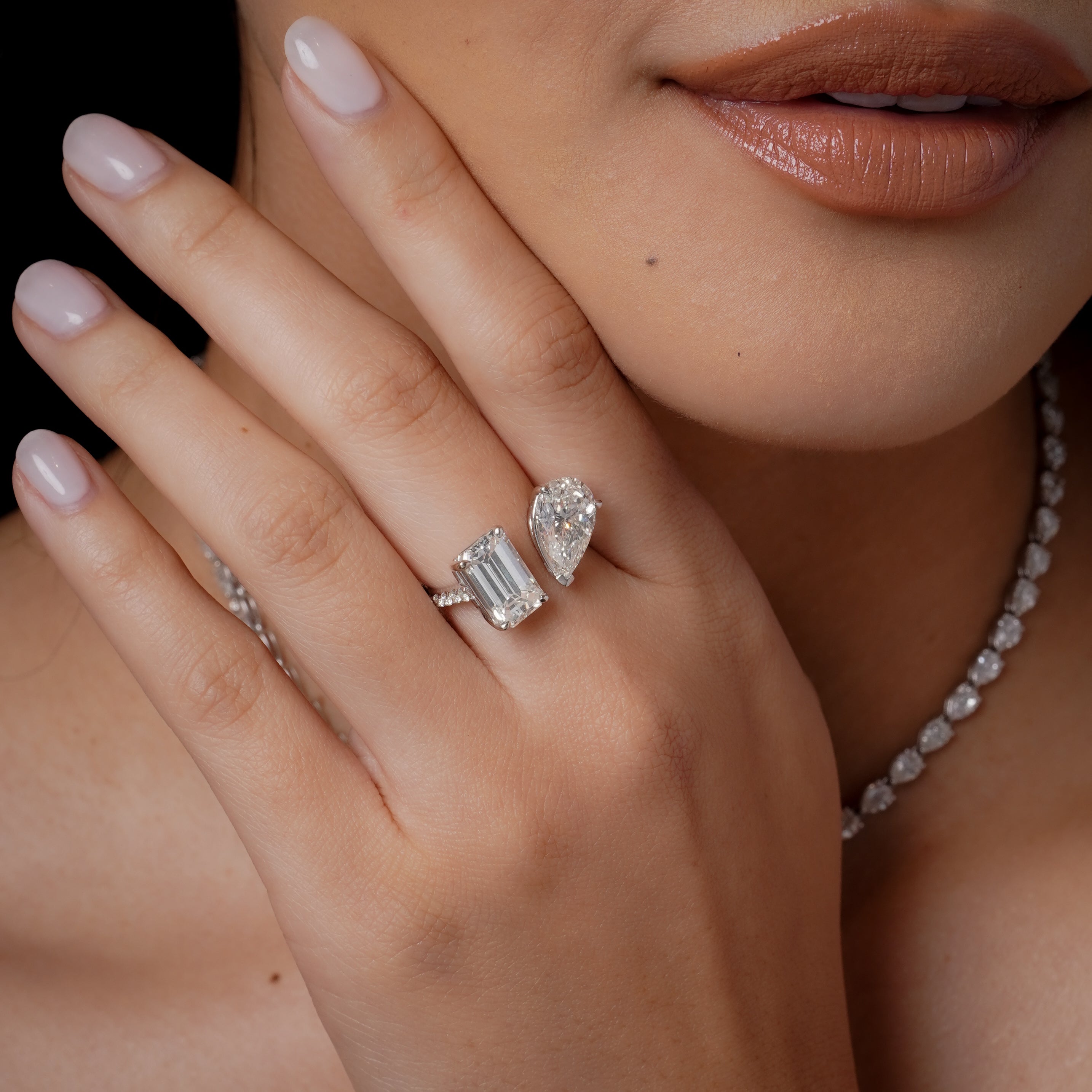 DIAMOND EMERALD & PEAR TWIN RING