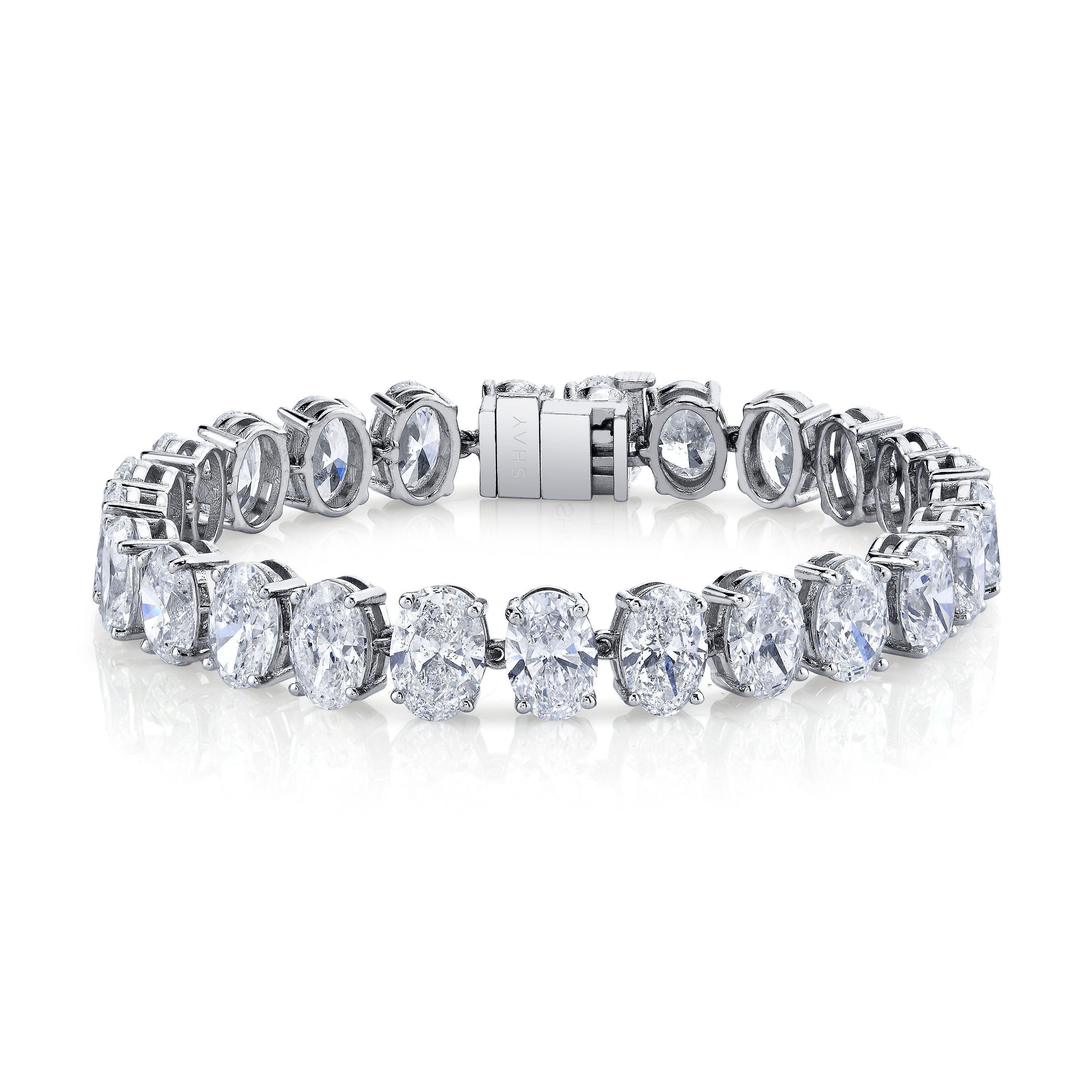 SHAY Diamond Oval Tennis Bracelet, 30ct, 18k gold, detail view