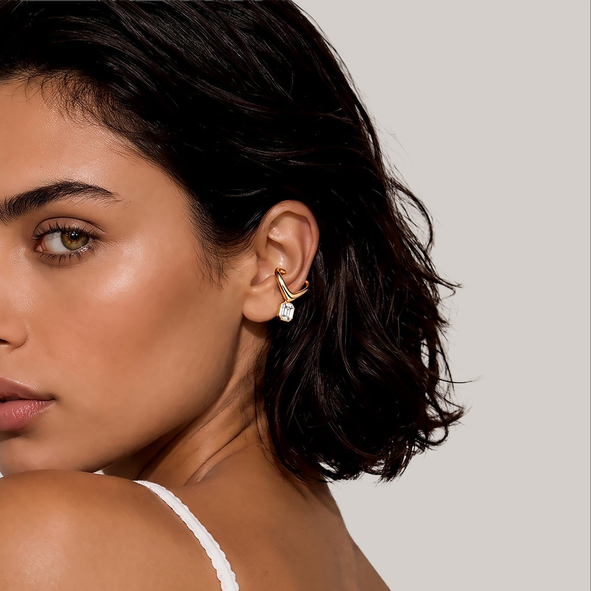 DIAMOND BEZEL ZAR EAR CUFF